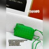 Мини-сумка-кубик с косым плечевым ремнем. Индивидуальная и классическая, эта мод
