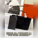 Сумка BV Tote из шерсти снова привлекла мое внимание. Ее текстура действительно 