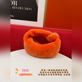 Мини-сумка с завязками в новом дизайне сохранила традиционные для BV плетеные эл