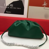 Большой, высококачественный рюкзак Bottega Veneta. Он также имеет более мягкое н
