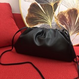 Большой, высококачественный рюкзак Bottega Veneta. Он также имеет более мягкое н