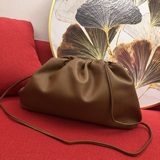 Большой, высококачественный рюкзак Bottega Veneta. Он также имеет более мягкое н