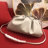 Большой, высококачественный рюкзак Bottega Veneta. Он также имеет более мягкое н