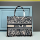 【Di0r Book Tote】 Большинство людей, приобретая товары роскошных брендов, в перву
