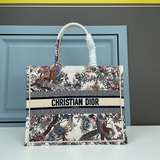 【Di0r Book Tote】 Большинство людей, приобретая товары роскошных брендов, в перву