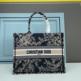 【Di0r Book Tote】 Большинство людей, приобретая товары роскошных брендов, в перву