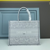 【Di0r Book Tote】 Большинство людей, приобретая товары роскошных брендов, в перву