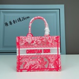 Маленькая сумка с вышивкой синего цвета D, 26,5 см, BOOK TOTE. Эта сумка Book To