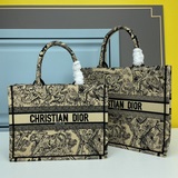 【Di0r Book Tote】 Большинство людей, приобретая товары роскошных брендов, в перву
