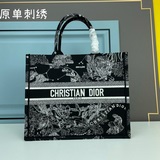 【Di0r Book Tote】 Большинство людей, приобретая товары роскошных брендов, в перву