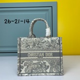 Маленькая сумка с вышивкой синего цвета D, 26,5 см, BOOK TOTE. Эта сумка Book To