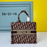 Маленькая сумка с вышивкой в виде синей буквы D, 26,5 см, BOOK TOTE. Эта сумка B