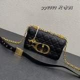 Маленькая сумка с пятиконечной звездой — новая модель Dior с пятиконечной ремешк