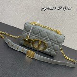 Маленькая сумка с пятиконечной звездой — новая модель Dior с пятиконечной ремешк