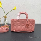 Эксклюзивная модель Lady от Dior： новая сумка с клапаном из кожи с матовой текст
