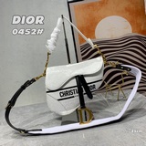 Сумка Dior Oblique Saddle Bag (полностью из кожи с синим плечевым ремнем) в бело