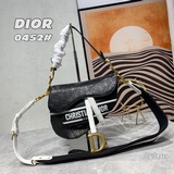 Сумка Dior Oblique Saddle Bag (полностью из кожи с синим плечевым ремнем) выполн