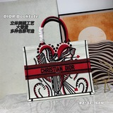 Сумка TOTE. Сумка Book Tote была создана Марией Кагглс.