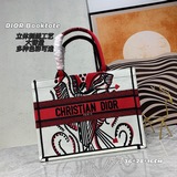 Сумка TOTE. Сумка Book Tote была создана Марией Кагглс.