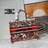 Сумка TOTE. Сумка Book Tote была создана Марией Кагглс.