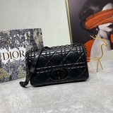 D1OR 2023 CARO BAG – эта сумка действительно неотразима! Она имеет ромбовидный у