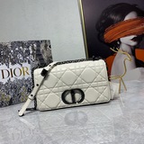 D1OR 2023 CARO BAG – эта сумка действительно неотразима! Она имеет ромбовидный у