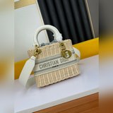 Сегодня мы представляем новую модель сумки из плетеного материала, соответствующ