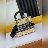 Сегодня мы представляем новую модель сумки из плетеного материала, соответствующ