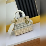 Сегодня мы представляем новую модель сумки из плетеного материала, соответствующ