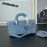 Серия джинсовых изделий D-joy, снятая на камеру, необходимый элемент летнего гар