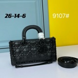 Эксклюзивная модель Lady от Dior： новая сумка с клапаном из кожи с рельефным узо