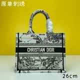 Маленькая сумка из ткани с вышивкой, 26,5 см, BOOK TOTE. Эта сумка Book Tote изг
