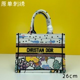 Маленькая сумка из ткани с вышивкой, 26,5 см, BOOK TOTE. Эта сумка Book Tote изг