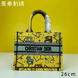 Маленькая сумка из ткани с вышивкой, 26,5 см, BOOK TOTE. Эта сумка Book Tote изг