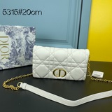 Новая модель сумки Dior Caro с цепочкой в этом сезоне воплощает дух высокого шит