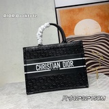 Новейшая сумка Book Tote из телячьей кожи от Dior с принтом в виде суперреалисти