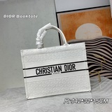 Новейшая сумка Book Tote из телячьей кожи от Dior с принтом в виде суперреалисти