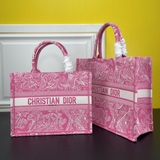 【Di0r Book Tote】 Большинство людей, приобретая товары роскошных брендов, в перву