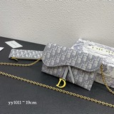 В оригинальной коробке прилагается небольшой чехол Dior saddle. Новая сумка-седл
