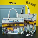 【Di0r Book Tote】 Большинство людей, приобретая товары роскошных брендов, в перву