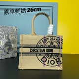 Маленькая сумка из ткани с вышивкой, 26,5 см, BOOK TOTE. Эта сумка Book Tote изг