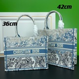 【Di0r Book Tote】 Большинство людей, приобретая товары роскошных брендов, в перву