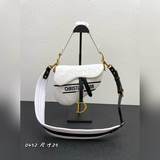 Сумка Dior Oblique Saddle Bag (полностью из кожи с синим плечевым ремнем) в бело