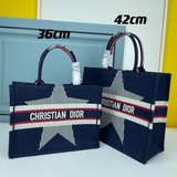 【Di0r Book Tote】 Большинство людей, приобретая товары роскошных брендов, в перву