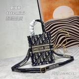 Новейшая модель Tote в сверхмини-формате просто очаровательна. Размер идеально п
