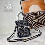 Новейшая модель Tote в сверхмини-формате просто очаровательна. Размер идеально п