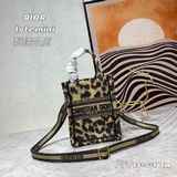 Новейшая модель Tote в сверхмини-формате просто очаровательна. Размер идеально п