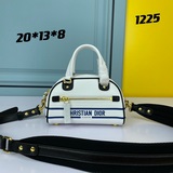 DIOR Новая коллекция этого сезона сочетает в себе классический спортивный стиль 