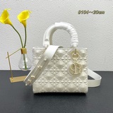 Эксклюзивная модель Lady от Dior： новая сумка с клапаном из кожи с матовой повер