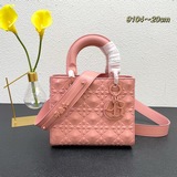Эксклюзивная модель Lady от Dior： новая сумка с клапаном из кожи с матовой текст